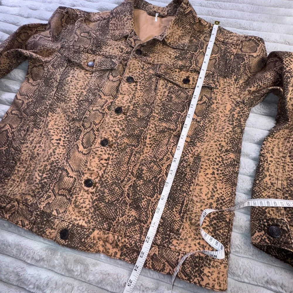 Free People Jacket Womens Medium Trucker Brown Snake Print Denim‎ Button Front - Picture 7 of 9